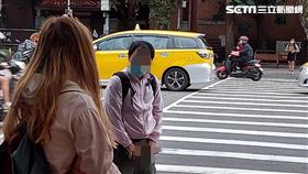 師範大學校門口再度出現露鳥俠。（圖／讀者提供）