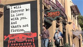 美國百年獨立書店力抗存亡危機位在美國洛杉磯郊區巴沙迪納（Pasadena）的弗羅曼書店（Vroman's Bookstore）有126年歷史，圖為店外塗鴉寫著「我將永遠愛上你。那不是虛構」。中央社記者林宏翰洛杉磯攝　109年11月12日