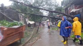 颱風梵高12日晚間登陸菲律賓，當局警告可能發生山崩，沿岸地區可能出現致命的暴潮。圖為鄰近馬尼拉的黎薩省（Rizal）受災情形。（圖／翻攝自facebook.com/rizalprovincialgov）
