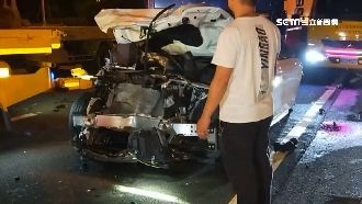 國道連環撞！情侶下車查看遭撞飛骨折