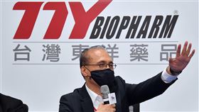 台灣東洋藥品記者會　董事長林全親上火線說明「台灣東洋與BNT疫苗洽談代理新冠肺炎疫苗過程說明會」12日下午在台北舉行，台灣東洋董事長林全親自主持，林全強調，外界諸多質疑及扭曲事實的講法太離譜，自己也絕對不會做內線交易。中央社記者王飛華攝　109年11月12日