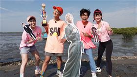 浩角翔起體驗採蚵工作。（圖／民視提供）