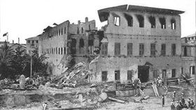 史上時間最短的戰爭「英桑戰爭」圖為皇宮遭轟炸情形。（圖／翻攝自維基）