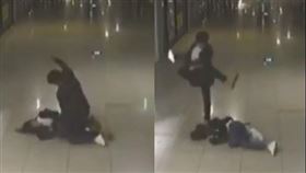 男子用手機狂敲女友頭部，還出腳狠踹。（圖／翻攝自推特） 