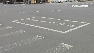 汽車駛進待轉格　叭叭「要騎士讓路」