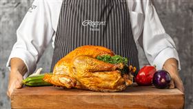 台北晶華主廚團隊製作「皇家爐烤火鴨雞Turducken」。（圖／業者提供）