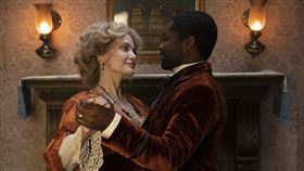 安潔莉娜裘莉,愛麗絲與夢幻島,米高肯恩。圖／甲上娛樂提供