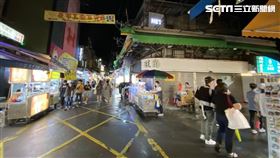 士林夜市變空城，許多店面都貼出招租字樣。（實地拍攝）