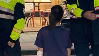 被炒魷魚！女「用生命下跪」路中央