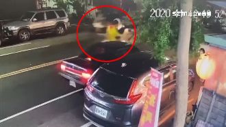 2機車正面對撞　老婦噴飛休旅車底