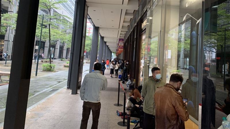 頂規愛瘋排隊潮湧！電信0元方案搶客