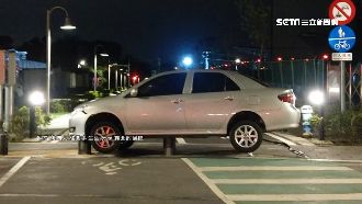 開飛航模式？車「騰空」卡人行道短柱