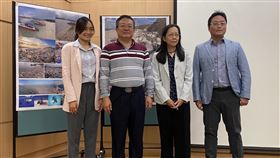 海漂垃圾堆積熱點  中研院：轉移至熱帶與極區全球每年有480萬至1270萬噸的垃圾流入海洋，過往研究分析認為海漂垃圾會聚集在副熱帶環流區，但中研院研究團隊13日發表最新研究指出，在考量風阻等因素後，海洋垃圾堆積熱點已變為熱帶與極區。圖左2為中研院生物多樣性研究中心研究員鄭明修。中央社記者吳欣紜攝  109年11月13日