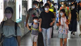 指揮中心籲民眾防疫勿鬆懈（2）中央流行疫情指揮中心2日宣布新增1例武漢肺炎境外移入個案。指揮中心提醒民眾前往人潮眾多地點時，仍應戴口罩、保持社交距離等。圖為台北車站地下街人潮。中央社記者林俊耀攝　109年8月2日