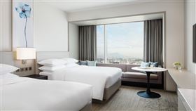 台北國泰萬怡酒店推出各種住房專案，加一元就可以選擇早餐、無限暢飲。（圖／業者提供）