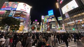 萬聖節因疫低調過　東京特殊裝扮者少日本多個自治體基於防疫，呼籲民眾盡量不要在31日萬聖節群聚。這一天東京澀谷區人潮多，但少見有人做萬聖節特殊裝扮。中央社記者楊明珠東京攝　109年10月31日