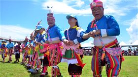 疫情衝擊　台東多個部落豐年祭停辦武漢肺炎疫情衝擊原住民傳統祭祀，根據台東縣政府原民住統計後公布的資料，東河鄉10個阿美族部落、成功鎮14個阿美族部落取消今年豐年祭。圖為民國108年阿美族聯合豐年祭活動。中央社記者盧太城攝　109年9月13日