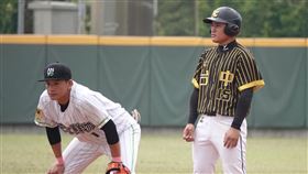 爆米花棒球聯盟　台中市隊戰績不佳總教練說重話台中市成棒隊在2020爆米花棒球聯盟賽事成績不理想，，至13日為止僅拿1勝，總教練張家浩說重話，指投打表現都不好，雖然到年底可能有壓力，仍盼球員認真面對每場比賽。圖為台中市隊13日與安永鮮物交手畫面。中央社記者謝靜雯攝　109年11月13日