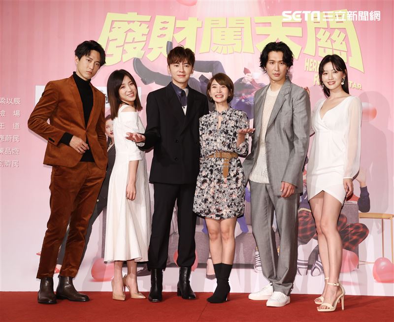 李國毅、李亦捷 邱昊奇、梁舒涵、邵翔、梁以辰出席華劇 「廢財闖天關」首映。（記者邱榮吉/攝影）