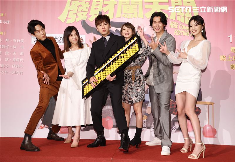 李國毅、李亦捷 邱昊奇、梁舒涵、邵翔、梁以辰出席華劇 「廢財闖天關」首映。（記者邱榮吉/攝影）