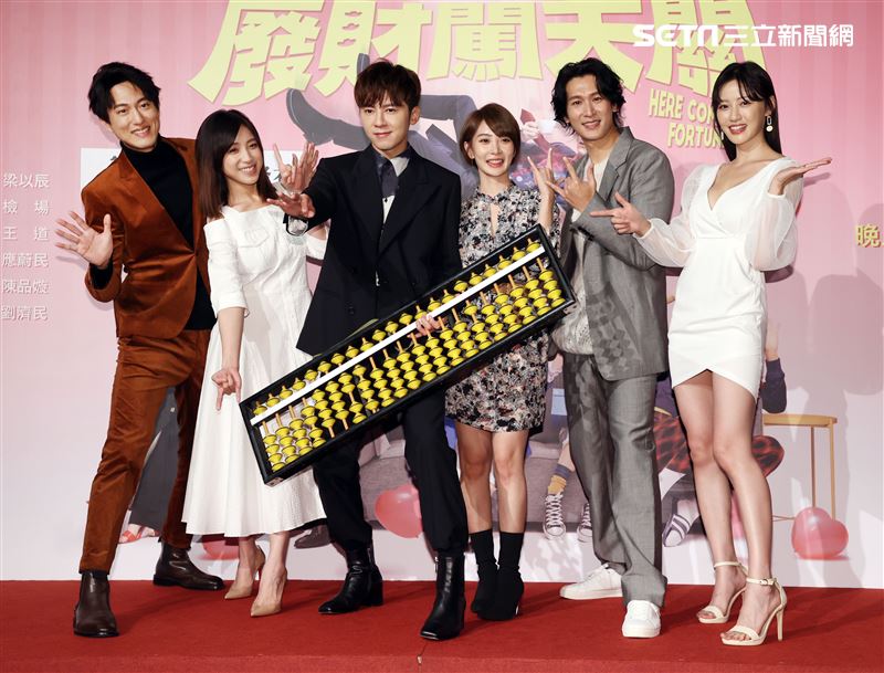 李國毅、李亦捷 邱昊奇、梁舒涵、邵翔、梁以辰出席華劇 「廢財闖天關」首映。（記者邱榮吉/攝影）