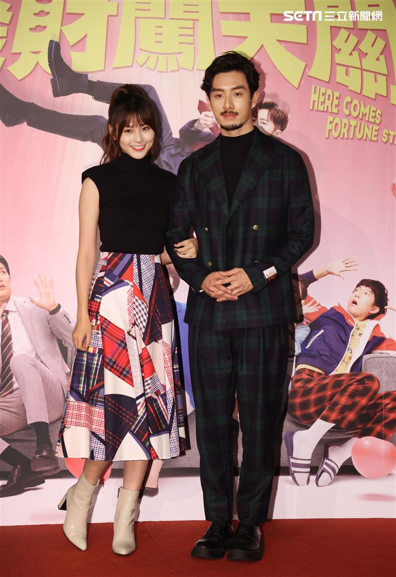 管麟、吳季璇出席華劇 「廢財闖天關」首映。（記者邱榮吉/攝影）