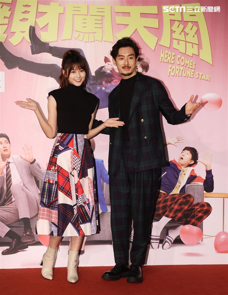 管麟、吳季璇出席華劇 「廢財闖天關」首映。（記者邱榮吉/攝影）