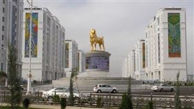 ▲座落在土庫曼重要街道中央的黃金狗雕像。（圖／翻攝自歐亞大陸網推特）