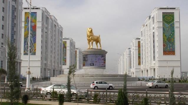 圓環黃金雕像　誰能比他更愛毛小孩？