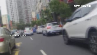 台南馬路變「併排停車場」　騎士氣炸