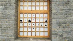 ▲武俠片裡手指沾口水戳破紙窗的畫面經常出現。（示意圖／翻攝自微博）