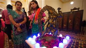 印度排燈節晚會在台北賓館舉行（1）印度駐台代表處13日在印度新年排燈節前夕，於台北賓館舉行排燈節晚會，現場點亮LED燈，象徵點亮光明，祈求新年平安與富貴。中央社記者徐肇昌攝　109年11月13日