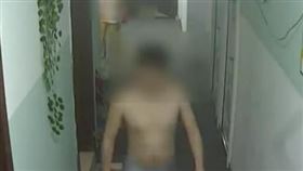嚇傻！她半夜醒來　驚見「陌生裸男」坐在床邊（圖／翻攝自看看新聞）
