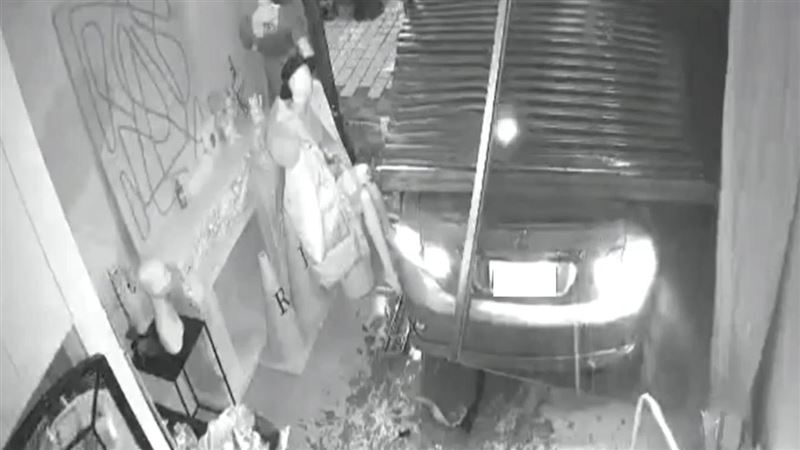 衝撞台中網紅名店　笨匪棄車留線索