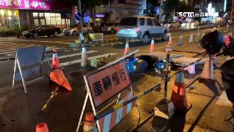 疑燈光昏暗釀禍　女騎士衝撞施工圍籬