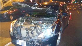 中市汽車與機車碰撞　車頭嚴重毀損台中市東區14日凌晨發生汽車與機車碰撞事故，造成林姓機車騎士傷重送醫不治。由於撞擊力大，汽車車頭嚴重毀損。（民眾提供）中央社記者郝雪卿傳真　109年11月14日