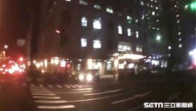 休假醫接到電話奔醫院，警暖幫開道／翻攝畫面