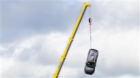 ▲Volvo以自由落體方式測試新車（圖／翻攝自Volvo官網）