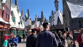 加州政府不放行  主題樂園持續關門加州州長紐松7日表示，基於居民健康優先的原則，在疫情數據更加穩定之前，不會急於開放主題樂園。圖為好萊塢環球影城的哈利波特世界，照片攝於2月4日，疫情之前。中央社記者林宏翰洛杉磯攝  109年10月8日