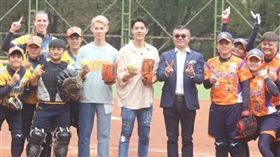 胡宇威和夏和熙擔任開球嘉賓。（圖／記者邱榮吉攝影）