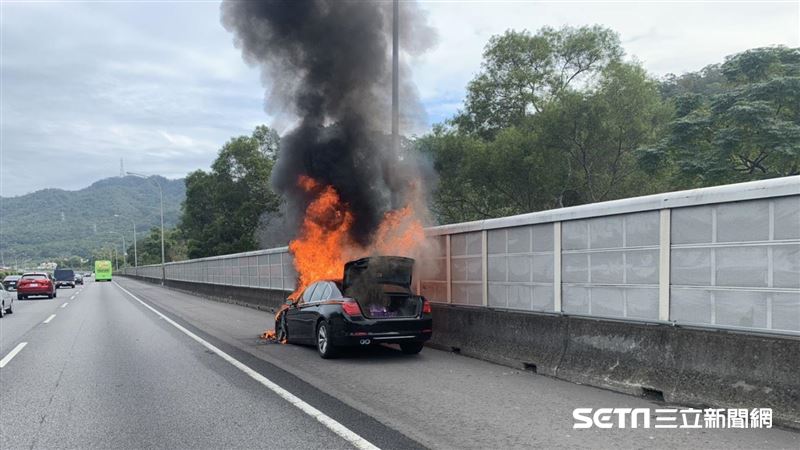 國1三義路段火燒車　一家三口急逃命