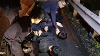 毒蟲搶白牌車司機未果　警鳴槍速逮人