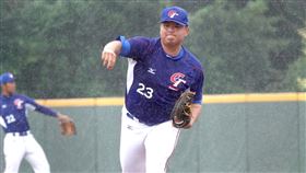 胡智為變訓練方式爆米花好投　美日韓職都不排斥曾旅美的投手胡智為（前）等待合約，13日在爆米花代表中華培訓隊投6局失1分、最快球速149公里。近期嘗試新訓練方式，未來不排斥美國、日本或韓國職業棒球。中央社記者謝靜雯攝　109年11月14日