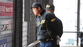 陳瑞振現身黑豹旗觀眾席　關心球隊賽況「振總」陳瑞振（前）目前已返台，回到家鄉加入東石高中青棒隊教練團，14日現身黑豹旗觀眾席關心球隊賽況。中央社記者謝靜雯攝　109年11月14日