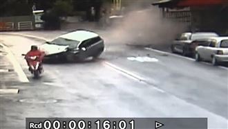 轎車失控撞矮牆回彈　騎士與死神擦身
