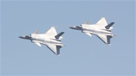 英智庫：中國戰機性能趕超俄國（1）英國智庫「皇家聯合軍事研究所」（RUSI）發表一份評估指出，中國在戰機研製等空權技術上，正趕超俄羅斯。圖為2018年珠海航展飛行表演的共軍殲-20（J-20）匿蹤戰機。中央社記者陳亦偉攝　109年11月14日