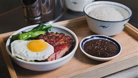 享譽世界十大美食美酒節的「香港美酒佳餚巡禮」，今年搭上疫後旅遊新浪潮，首度以「線上+線下」形式舉辦，還有名廚教你在家做黯然銷魂飯。（圖／港旅局提供）