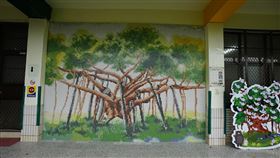 月眉老榕樹重獲新生　馬賽克藝術牆揭幕花蓮縣壽豐鄉月眉國小的老榕樹重獲新生，當地族人希望老樹能保持健康，每年都舉辦祈福儀式，14日祈福儀式也搭配校園「天空之樹」馬賽克藝術牆揭幕。中央社記者張祈攝　109年11月14日