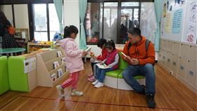 扶輪社送愛到金門　建置幼兒園溫馨圖書角落在國際扶輪社3481地區第三分區社員贊助下，金門縣古寧國小幼兒園的一個閒置空間搖身成為溫馨圖書角落，14日啟用。中央社記者黃慧敏攝　109年11月14日