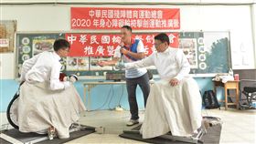 第20屆脊髓損傷者全國運動大會登場（2）第20屆脊髓損傷者全國運動大會14日在屏東市仁愛國小開幕，屏東縣長潘孟安（右）體驗輪椅擊劍。（屏東縣政府提供）中央社記者郭芷瑄傳真　109年11月14日